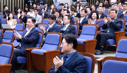 큰 웃음 터진 민주당 의총…"대통령 <b>사과</b>, <b>한동훈</b> 파면" 공세