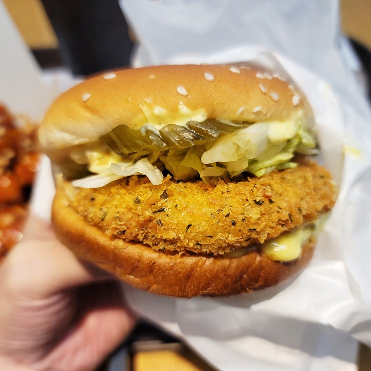  맘스터치 메뉴 통새우버거 세트 케이준떡강정