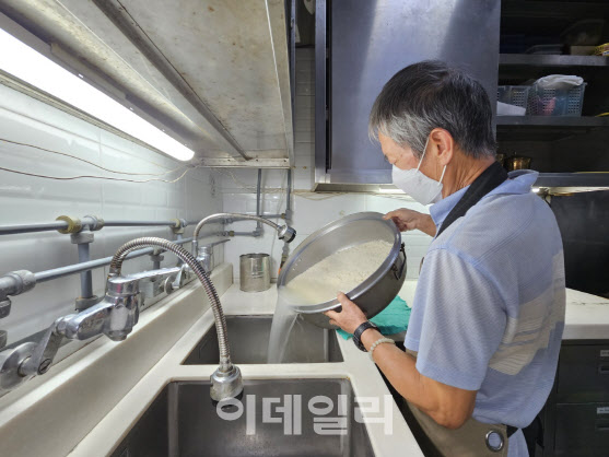 “명절 연휴 따로 없어요”…오갈 곳 없는 노인 위해 구슬땀 흘리는 사람들 “명절 연휴 따로 없어요”…오갈 곳 없는 노인 위해 구슬땀 흘리는 사람들