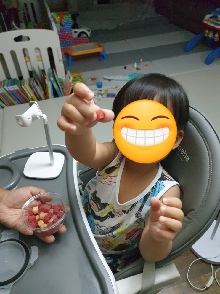  19개월 아기, 나눠 먹기 연습 중
