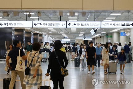 "고향 간다" 추석 <b>연휴 첫날</b>, <b>전국</b> 귀성·관광객 북적