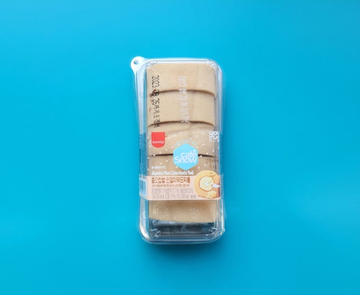 쫄깃쫄깃한 떡이 씹히는 모찌롤 - 쫄깃찹쌀 인절미떡모찌롤 - 편의점신제품 내돈내산 솔직리뷰 쫄깃쫄깃한 떡이 씹히는 모찌롤 - 쫄깃찹쌀 인절미떡모찌롤 - 편의점신제품 내돈내산 솔직리뷰