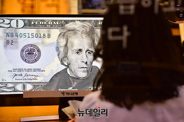 '환율' 글로벌 변동성 고조 … '1400원' vs '1200원' 갈려 '환율' 글로벌 변동성 고조 … '1400원' vs '1200원' 갈려