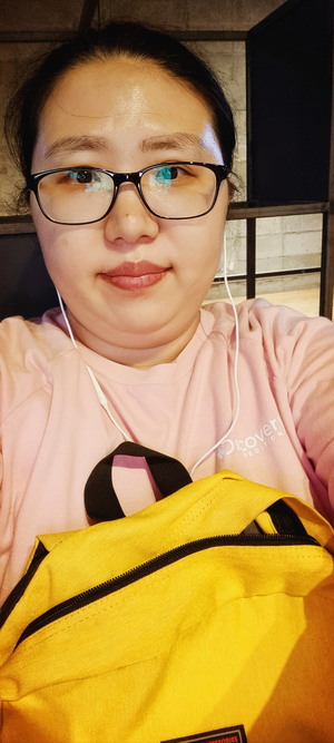  추석 연휴 영화 무대인사 다닐 때 입는 옷 인디 핑크 분홍 맨투맨과 노란 백팩! 인선프리 셀카~ㅎ