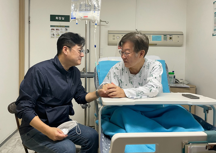 나선 이재명, 尹<b>대통령</b>에 ‘민생 <b>영수회담</b>’ <b>제안</b>...속내는