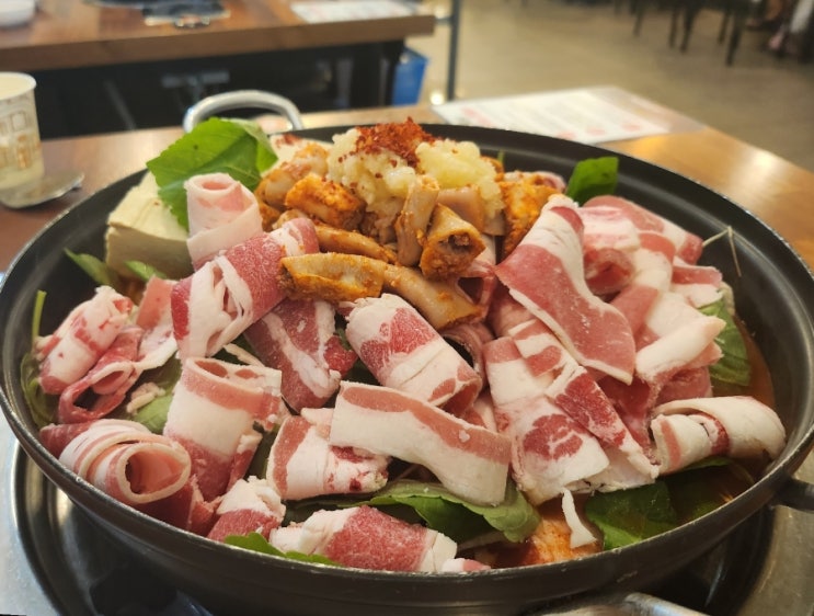 포항 효자동 '<b>포항곱창</b>전골 효자동곱닭' 우삼겹곱창전골 후기