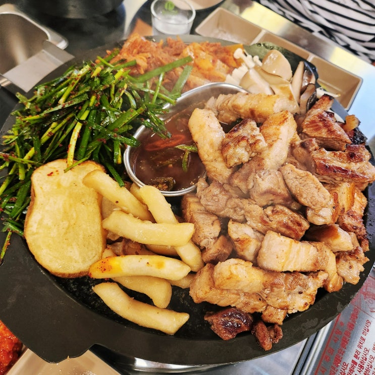 [중랑/상봉동] 구워 나오는 고기를 먹을 수 있는 상봉동 고기집 '돼봉삼겹살'