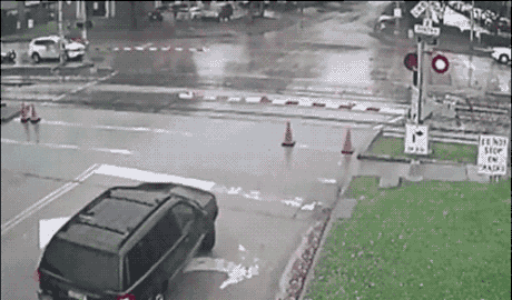 [교통사고 동영상] 우회전을 급히 하면 사고가 날 수 있다