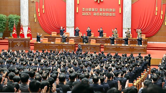 <b>김정은</b> 새해 벽두부터 핵폭주…"핵탄 보유량 <b>기하급수적</b> 늘려라"