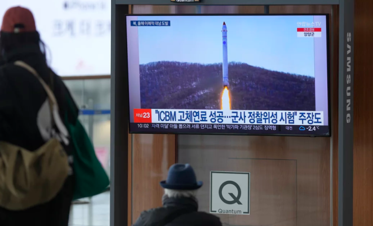 북한은 드론 비행으로 긴장된 가운데 미사일 3발을 발사합니다. 북한은 드론 비행으로 긴장된 가운데 미사일 3발을 발사합니다.