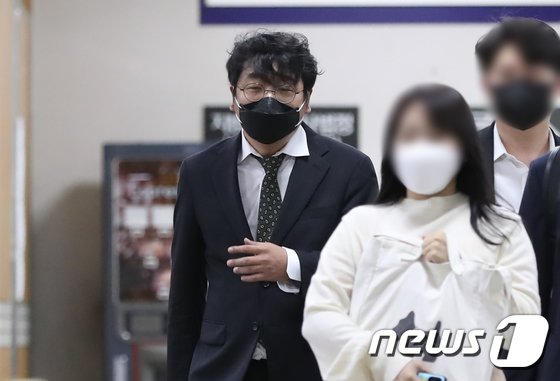 '1100억대 사기' 빗썸 이정훈, 3일 1심 선고…검찰, 징역 8년 구형 '1100억대 사기' 빗썸 이정훈, 3일 1심 선고…검찰, 징역 8년 구형