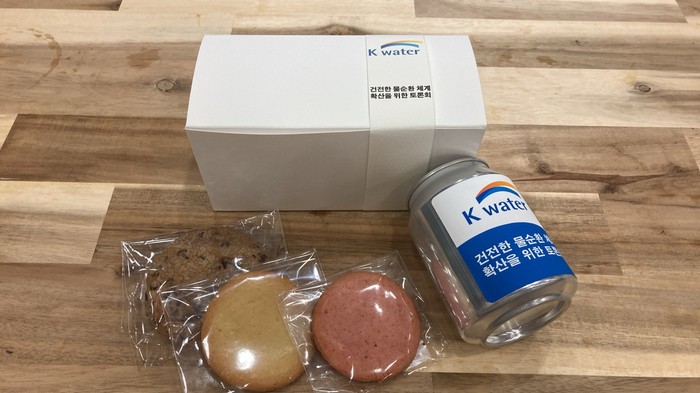  화성에 위치한Kwater 송산글로벌교육연구센터에 레터링아메리카노 와 쿠키 회의다과세트를 배송했습니다/결혼식답례쿠키/시보해제/영전기념선물/승진후감사선물/이직답례/조문답례품/퇴사답례