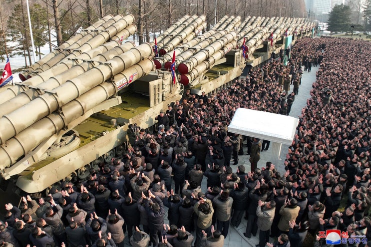 <b>김정은</b> 600mm 초대형<b>방사포</b> 30대 사열식, 연속발사 능력... 