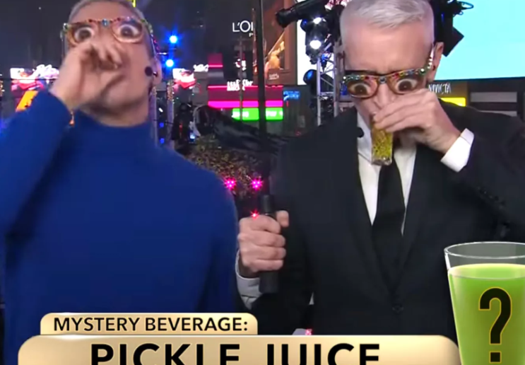 앤디 코헨과 앤더슨 쿠퍼가 CNN의 NYE 술 금지령 속에서 알코올 중독이 아닌 미스터리한 사진을 찍는 것을 보세요. 앤디 코헨과 앤더슨 쿠퍼가 CNN의 NYE 술 금지령 속에서 알코올 중독이 아닌 미스터리한 사진을 찍는 것을 보세요.