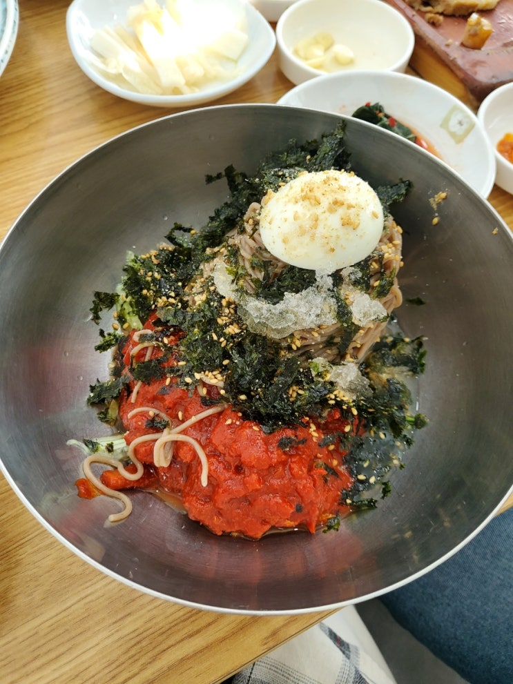  영종도 맛집. 동해 막국수. 부드러운 수육과 메밀전에 싸 먹는 맛있는 인생 막국수 맛집.명태식해 최고!
