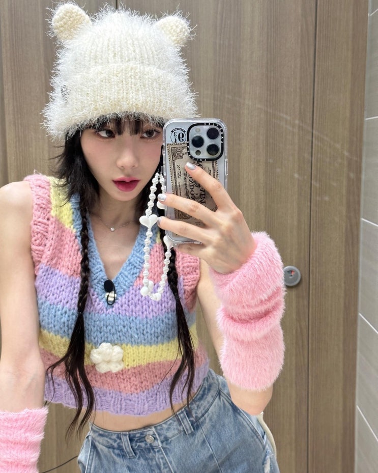 소녀시대 태연, 토끼보다 깜찍해! 무지개 니트와 뽐낸 새해 래빗룩 소녀시대 태연, 토끼보다 깜찍해! 무지개 니트와 뽐낸 새해 래빗룩