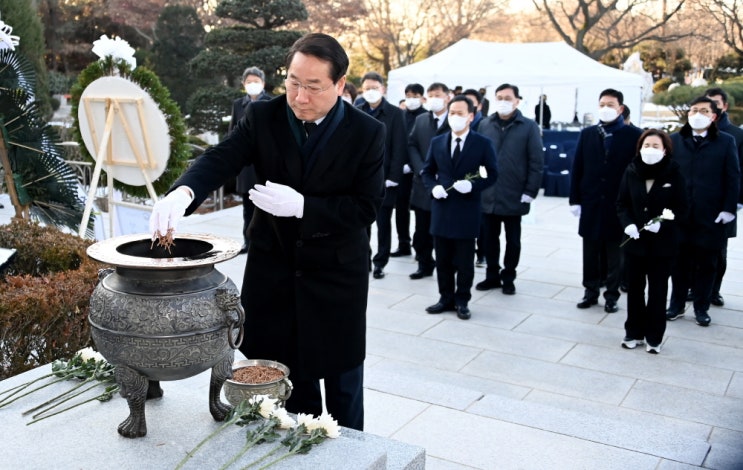 유정복 인천시장, 계묘년 <b>새해</b> 맞아 <b>현충탑</b> <b>참배</b>