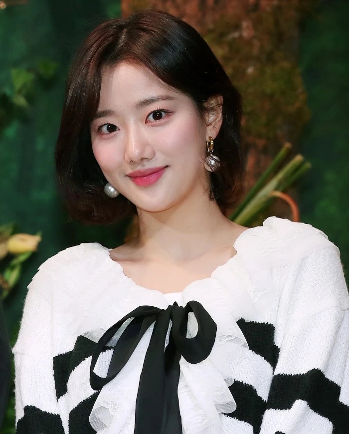 '왕따 논란' 후 에이프릴 탈퇴한 이나은, 새로운 소속사로 옮기고 신년 인사 전해 "배우 변신 예고" '왕따 논란' 후 에이프릴 탈퇴한 이나은, 새로운 소속사로 옮기고 신년 인사 전해 "배우 변신 예고"