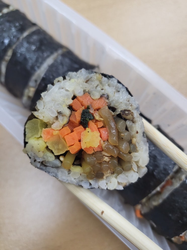  냉동식품 11시 45분 비건 김밥 잡채맛, 톳두부맛