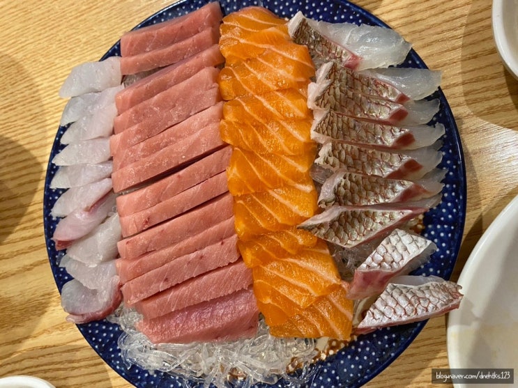  홍대연어 연어촌 방문 후기, 회 무한리필