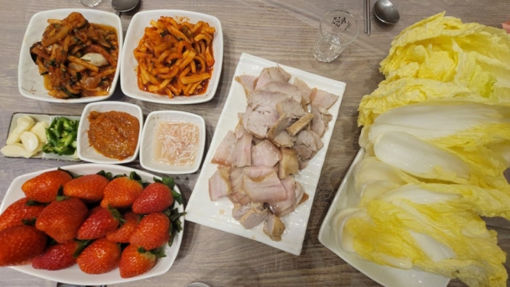  통영살기청년의 통영먹방일기4 - 20년 겨울 노란 배추에 돼지수육 올리고 굴무침 올려서 한쌈 그리고 딸기로 마무리!