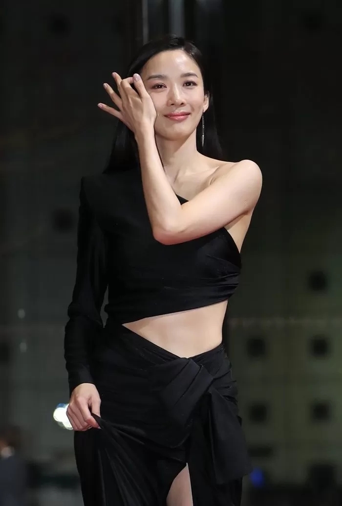 배우 이청아, 지난 해 연말 시상식서 선보인 파격적인 트임 드레스...등장과 동시에 입틀막 배우 이청아, 지난 해 연말 시상식서 선보인 파격적인 트임 드레스...등장과 동시에 입틀막