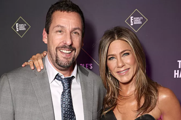 Jennifer Aniston은 Pal Adam Sandler가 출연하는 리뷰 비디오에서 달콤한 해를 공유합니다: 'Thanks 2022'. Jennifer Aniston은 Pal Adam Sandler가 출연하는 리뷰 비디오에서 달콤한 해를 공유합니다: 'Thanks 2022'.