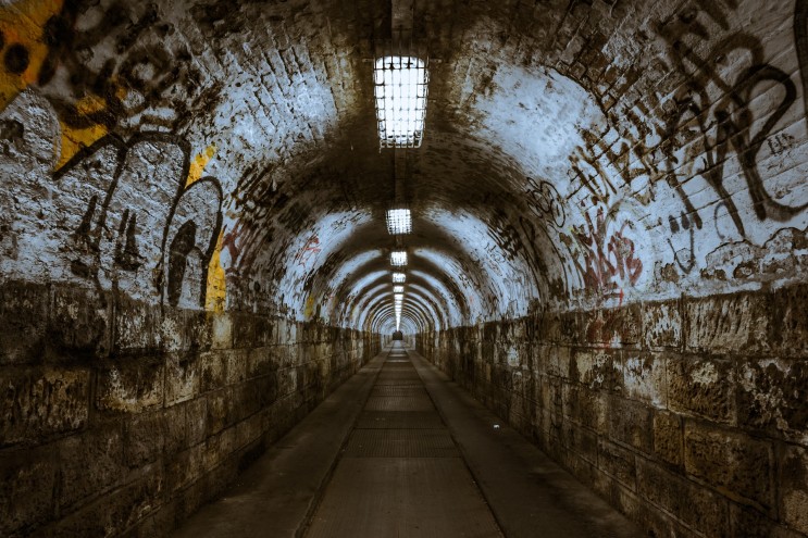 터널 지하철 지하도 거리 예술 낙서 벽 보행자 지하도 부다페스트 헝가리