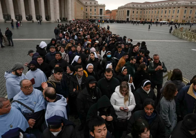 은퇴한 교황 베네딕토 16세의 시신이 안치된 가운데 수천 명이 조문을 위해 줄을 서 있습니다.