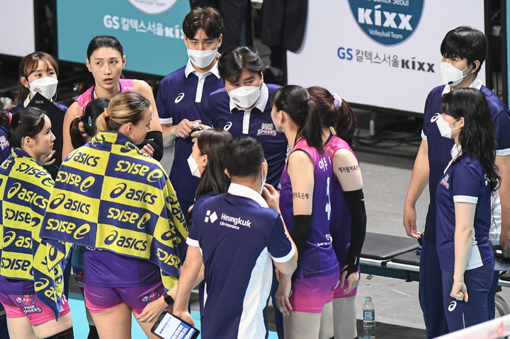 2위 <b>감독</b>을 시즌 중 경질한 여자배구 흥국생명 배구단
