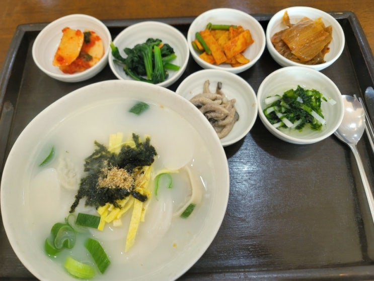  (재방문)계졀별로 반찬이 다양하고 정성스럽게 나오는 매란국죽! 사골떡만두국 한 그릇(전주 중화산동)