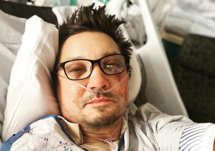 제레미 레너는 사고 이후 처음으로 병원 침대에서 찍은 사진을 공유합니다