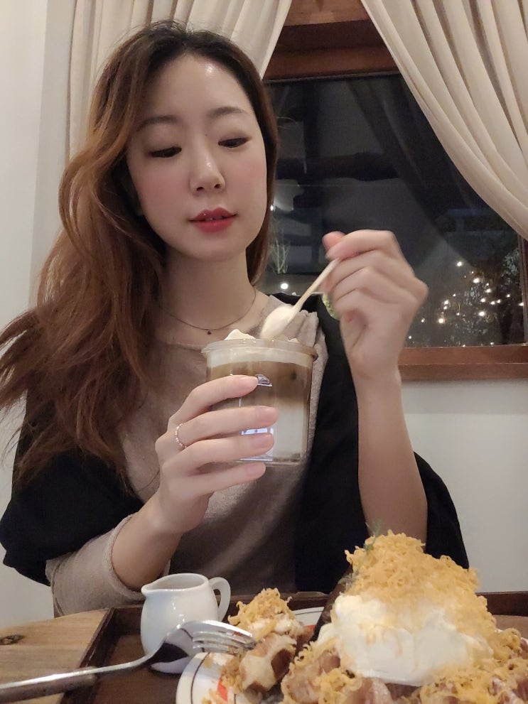  대전 유성카페1968 올때마다 예뻐서 반하는 곳인데 크로플맛집이었네
