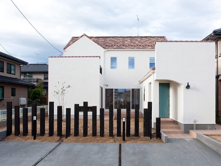 서구식 유럽풍 주택 지붕 양기와 벽체 회반죽 마감 ㄷ자 배치 집짓기