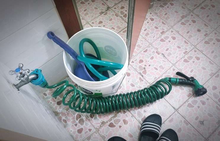  서면역에 위치한 고시텔 e-residence의 위생과 청결을 위한 발전은 무죄!! 화장실 및 변기 청소용으로 다목적 스프링(코일)호스 분사기7.5m 스프레이건을 설치 했습니다+.