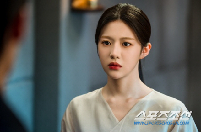 '환혼' 고윤정, '졸업사진' 논란에 원본 공개돼! '환혼' 고윤정, '졸업사진' 논란에 원본 공개돼!