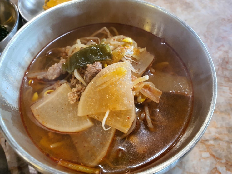  무민랜드 맛집 모록밭 식당에서 비빔밥과 경상도식 소고기무국을 먹었다.