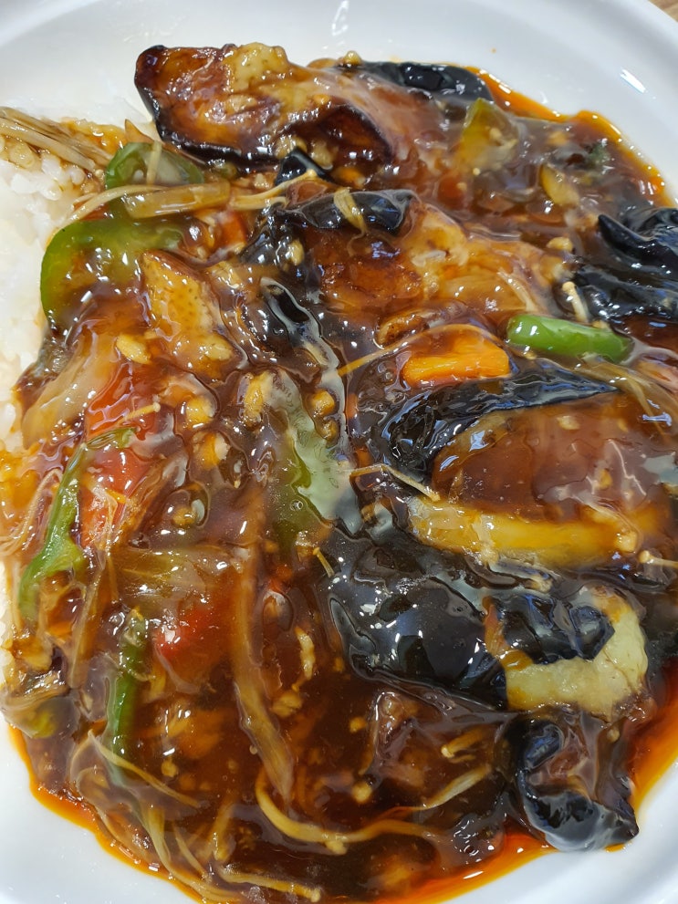  남양주 팔당반점 본점에서 짜장면과 굴짬뽕 가지덮밥 탕수육을 먹었다.