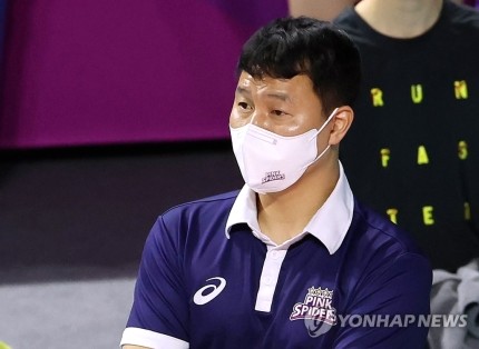 <b>흥국생명</b> 이영수 <b>감독</b>대행도 사퇴. 김연경, 김해란 등 고참들의... 