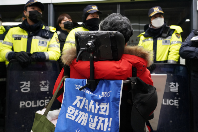 어차피 열차는 장애인권리를 '무정차'로 지나간다