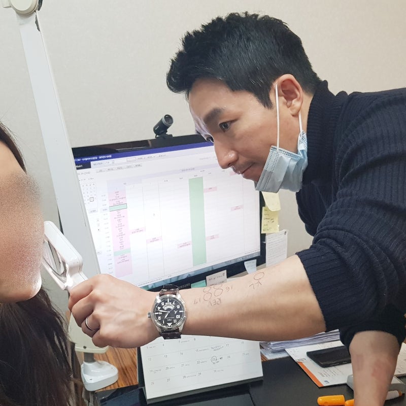 치료기간을 놓친 여드름 흉터는 성인이 되어서도 남게 됩니다!  (분당피부과)