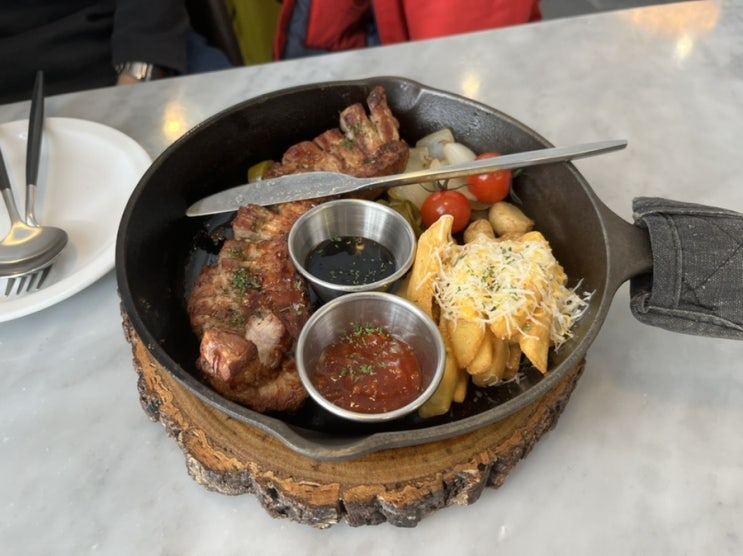  용인 동백 맛집 동백식탁에서 통삼겹스테이크 먹어봤어요~