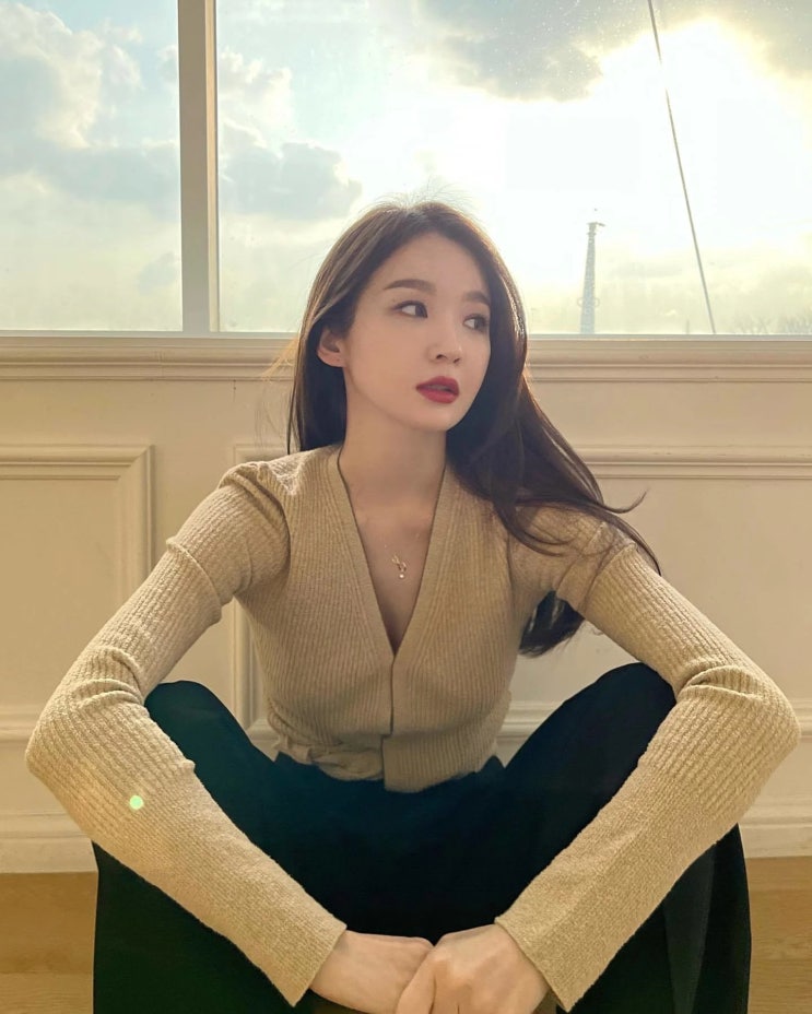 "악덕 CEO" 강민경, 어쩌다 이렇게 전락했나?...박봉의 '열정 페이' 거센 비난 받아 (종합) "악덕 CEO" 강민경, 어쩌다 이렇게 전락했나?...박봉의 '열정 페이' 거센 비난 받아 (종합)