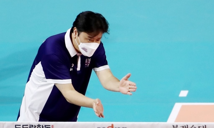 <b>흥국생명</b> 여자 배구단 <b>감독</b> 경질 논란.. 김연경, "구단 개입... 