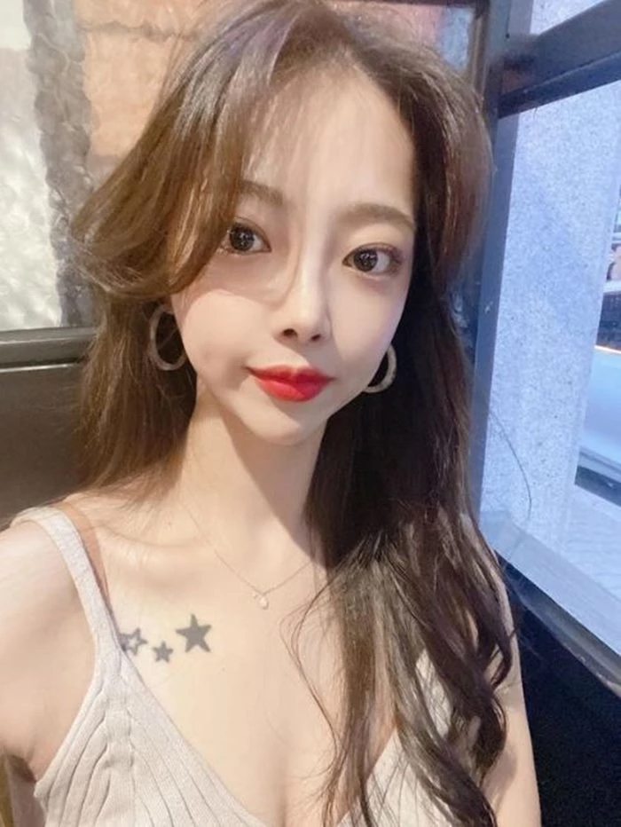 '나는 솔로' 10기 옥순, 코 성형 전 과거 모습 공개 "잘 했나요?"...가장 예쁜 건 눈 '나는 솔로' 10기 옥순, 코 성형 전 과거 모습 공개 "잘 했나요?"...가장 예쁜 건 눈