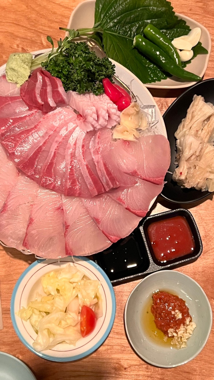  광안리 술집 / 광안리 럭키상회 / 대방어 맛있어 :-)