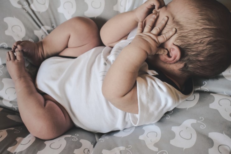 수면장애 '야경증' 잠든 후 깨어나 소리 지르는 아기들 원인과 증상 및 예방, 계속 우는 아이들 이유.