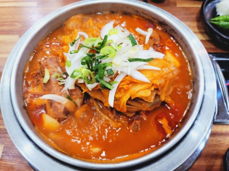 추운 겨울 따뜻한 국물 한 그릇하고 싶다면_진주 통묵은지감자탕
