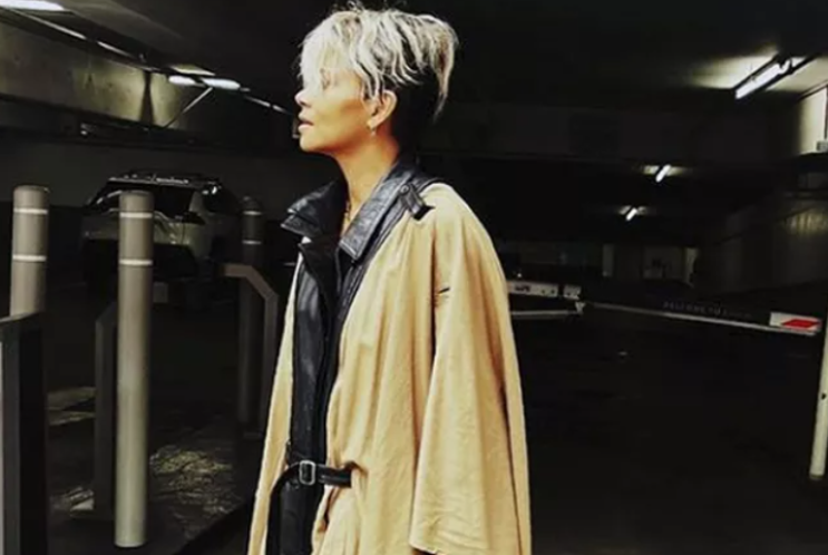 Halle Berry가 비 오는 날 가죽으로 장식한 의상과 디자이너 핸드백을 보세요! Halle Berry가 비 오는 날 가죽으로 장식한 의상과 디자이너 핸드백을 보세요!