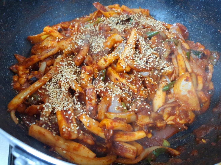  매콤달콤양념맛의 오징어볶음